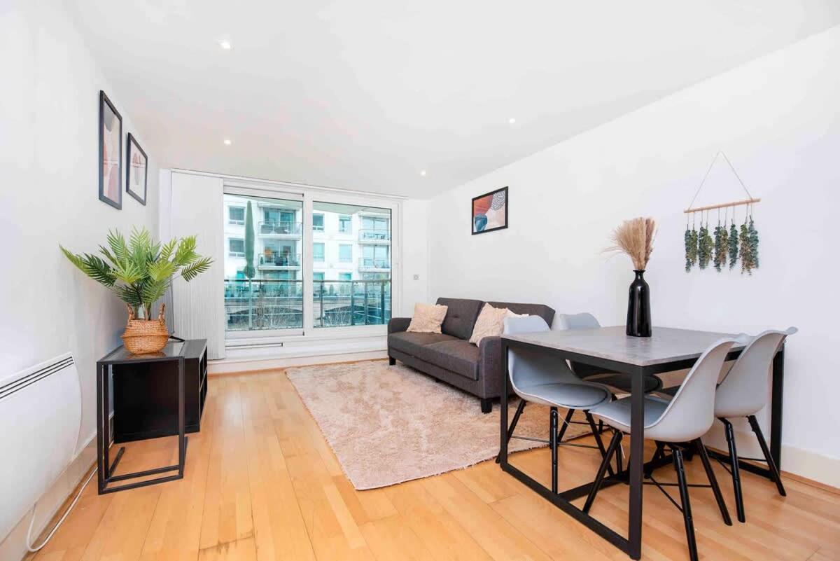 Terraced Riverview Apartment لندن المظهر الخارجي الصورة